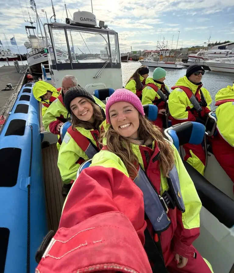 groupe sur un bateau en excursion baleine en Islande
