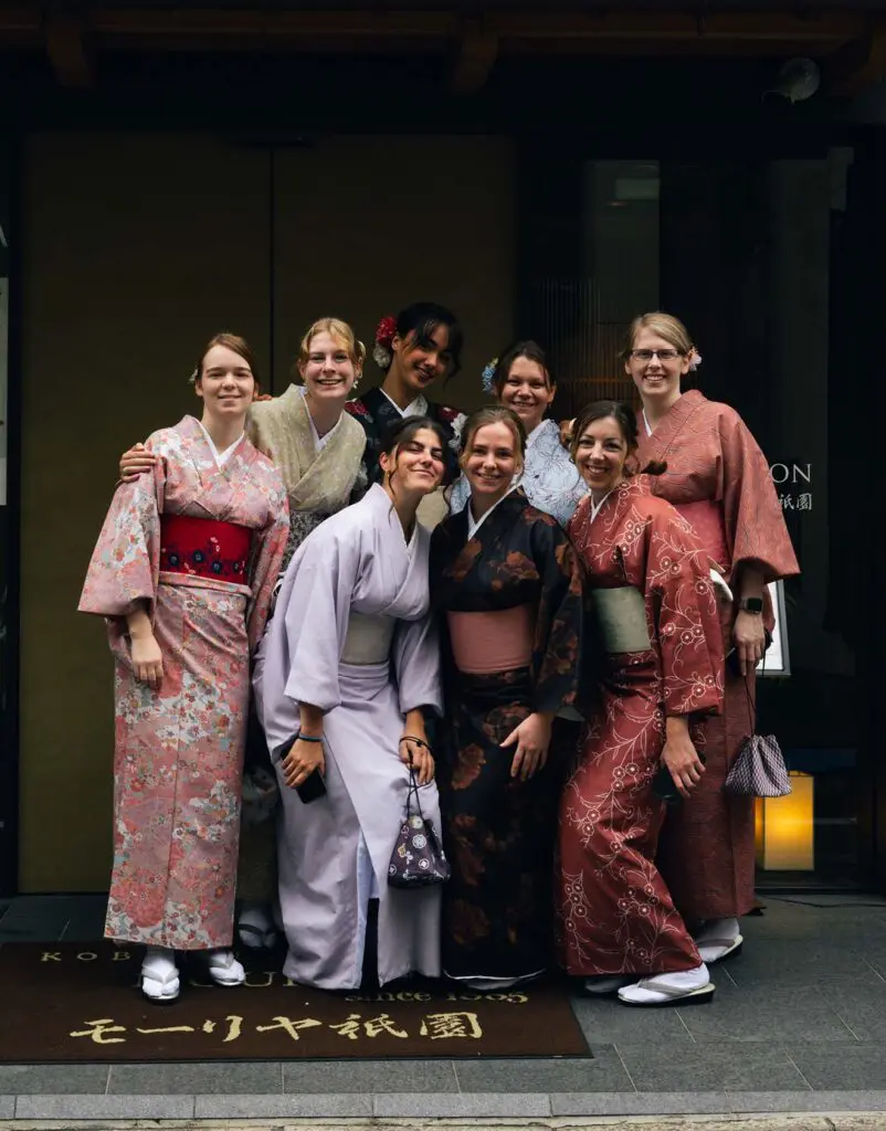 Groupe d'aventurières en kimono dans les rues de Kanazawa
