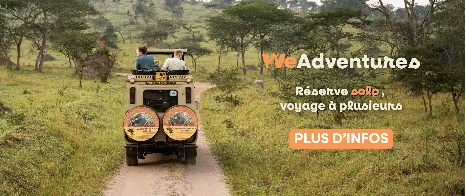 Groupe de voyageurs solo dans un 4x4, au milieu de la savane verdoyante, lors d'un safari en Ouganda.